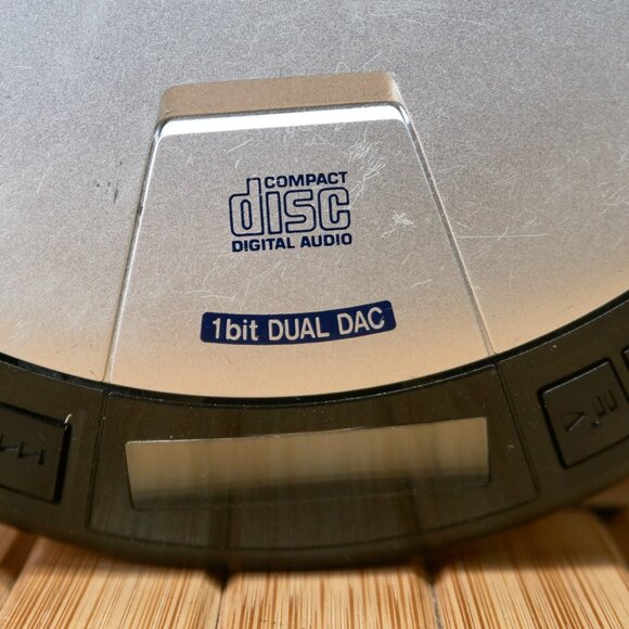 JVC XL-P34 Portable CD Player, Shock Protection Hyper Bass Sound, Made in Japan - Picture 3 of 11